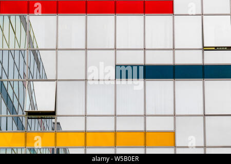 Bureau moderne en verre extérieur du bâtiment avec des détails colorés sur les fenêtres. Motif carré arrière-plan. Banque D'Images