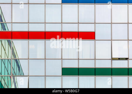 Bureau moderne en verre extérieur du bâtiment avec des détails colorés sur les fenêtres. Motif carré arrière-plan. Banque D'Images