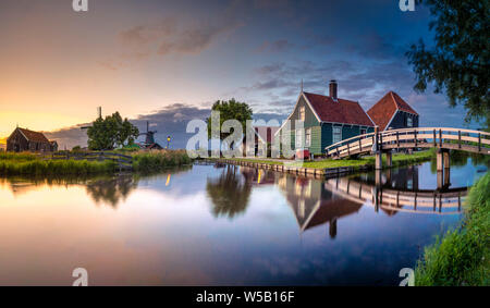 La caractéristique maisons en bois comme au 17ème siècle dans le Musée Zaanse Schans, Zaandam, Pays-Bas, Europe Banque D'Images