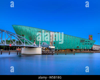 Musée des sciences NEMO à Amsterdam à Oosterdok Kai, Amsterdam, Noord-Holland, Hollande du Nord, Pays-Bas, Europe Banque D'Images