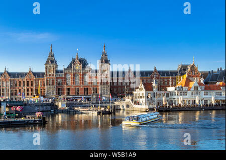 Embarcadère pour les croisières sur les canaux à la gare centrale, Centraal, Amsterdam, Pays-Bas, Europe Banque D'Images