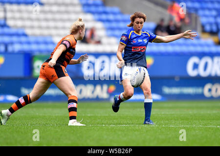 Bolton, Royaume-Uni. 27 juillet 2019, stade de l'Université de Bolton, Bolton, Angleterre ; Coral Women's Challenge Cup Rugby Castleford Tigers finale contre Leeds Rhinos ; Courtney Hill de Leeds Rhinos frappe la balle Plus Sport Action Crédit : Images/Alamy Live News Banque D'Images