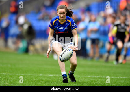 Bolton, Royaume-Uni. 27 juillet 2019, stade de l'Université de Bolton, Bolton, Angleterre ; Coral Women's Challenge Cup Rugby Castleford Tigers finale contre Leeds Rhinos ; Sophie Nuttall de Leeds Rhinos tente de rassembler une balle lâche Action Crédit : Plus de Sports/Alamy Live News Banque D'Images