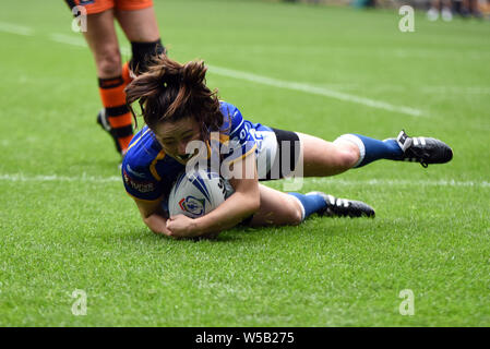 Bolton, Royaume-Uni. 27 juillet 2019, stade de l'Université de Bolton, Bolton, Angleterre ; Coral Women's Challenge Cup Rugby Castleford Tigers finale contre Leeds Rhinos ; Fran Goldthorp de Leeds Rhinos marque un essai au niveau de score 4 - 4 : Action Crédit Plus Sport Images/Alamy Live News Banque D'Images