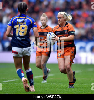 Bolton, Royaume-Uni. 27 juillet 2019, stade de l'Université de Bolton, Bolton, Angleterre ; Coral Women's Challenge Cup Rugby Castleford Tigers finale contre Leeds Rhinos ; Grace Domaine de Castleford Tigers court en avant vers la ligne défensive de Leeds Rhinos : Action Crédit Plus Sport Images/Alamy Live News Banque D'Images