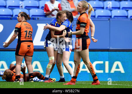 Bolton, Royaume-Uni. 27 juillet 2019, stade de l'Université de Bolton, Bolton, Angleterre ; Coral Women's Challenge Cup Rugby Castleford Tigers finale contre Leeds Rhinos ; Caitlin Beevers de Leeds Rhinos célèbre sa essayer de rendre le score 4 - 10 : Crédit d'Action Plus de Sports/Alamy Live News Banque D'Images