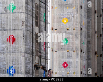 New Google logo Anrdroid HQ London utilise pour montrer la hauteur. Construction tour in London's Kings Cross, avec des marqueurs au niveau plancher Android Banque D'Images