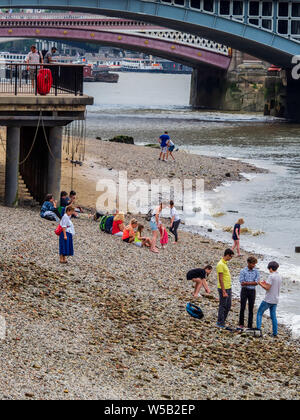 London Thames Beach - les gens se détendent sur les rives de la Tamise à marée basse dans le centre de Londres par temps chaud Banque D'Images