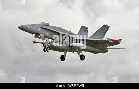 L'Armée de l'Air finlandaise F/A-18 Hornet arrivant à RAF Fairford Banque D'Images
