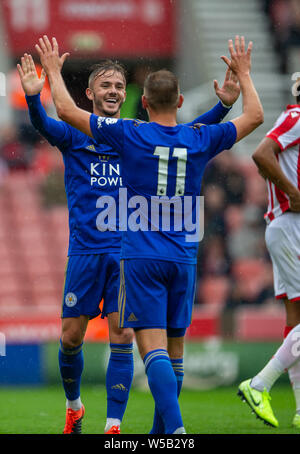 Stoke on Trent, dans le Staffordshire, au Royaume-Uni. 27 juillet, 2019. 27 juillet 2019, Bet365 Stadium, Stoke, North Staffordshire, Angleterre ; Stoke City contre Leicester City ; Marc Albrighton de Leicester City célèbre son but avec James Maddison : Action Crédit Plus Sport Images/Alamy Live News Banque D'Images