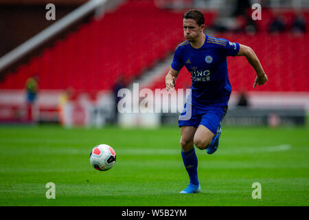 Stoke on Trent, dans le Staffordshire, au Royaume-Uni. 27 juillet, 2019. 27 juillet 2019, Bet365 Stadium, Stoke, North Staffordshire, Angleterre ; Stoke City contre Leicester City ; Ben Chilwell de Leicester City chasse une balle lâche Action Crédit : Plus de Sports/Alamy Live News Banque D'Images