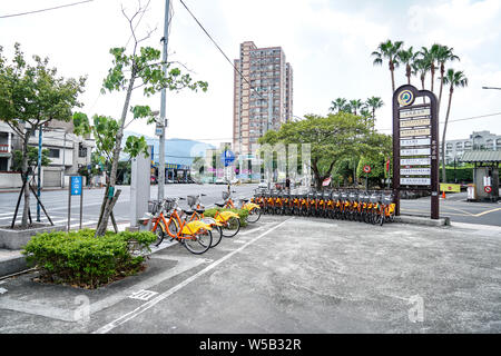Taipei, Taiwan - 1 Oct, 2017 : vélos en location à proximité de zone de sortie de Tuchen station de MRT (métro), Taipei, Taiwan. Banque D'Images