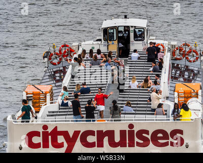 CityCruises London Tour Voile emmène les touristes sur une excursion sur la Tamise dans le centre de Londres, UK Banque D'Images