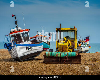 Dans le Suffolk Aldeburgh beach UK - bateaux de pêche côtière halé sur les galets Banque D'Images