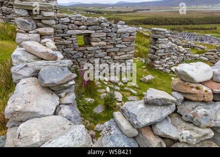 Ruines du village fantôme de Slilevemore sur Achill Island, dans le comté de Mayo Irlande Banque D'Images