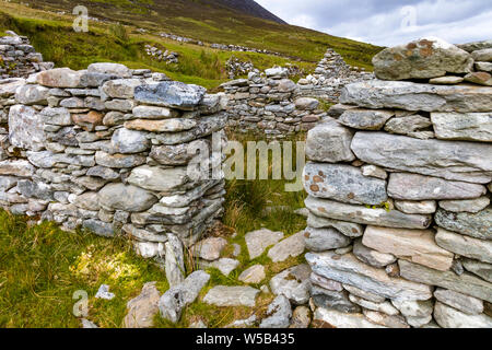 Ruines du village fantôme de Slilevemore sur Achill Island, dans le comté de Mayo Irlande Banque D'Images