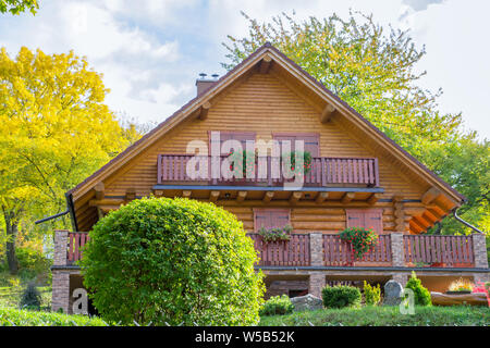 extérieur de la maison en rondins avec jardin Banque D'Images