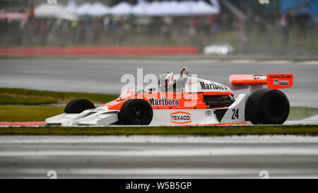 TOWCESTER, Royaume-Uni. 27 juillet, 2019. Michael Lyons (McLaren M26) au cours de Sir Jackie Stewart Trophée pour Maîtres de la FIA de Formule Un historique de la journée, deux de Silverstone Classic Moto Racing au circuit de Silverstone le Samedi, Juillet 27, 2019 en Angleterre, de TOWCESTER. Credit : Taka G Wu/Alamy Live News Banque D'Images