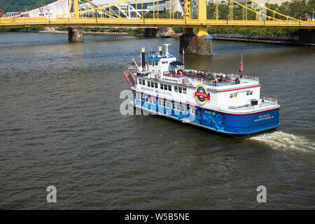 La Duchesse, une rivière à rame qui fait partie de la flotte Clipper Passerelle, passe près de la ville de Pittsburgh et le pont d'Andy Warhol. Banque D'Images