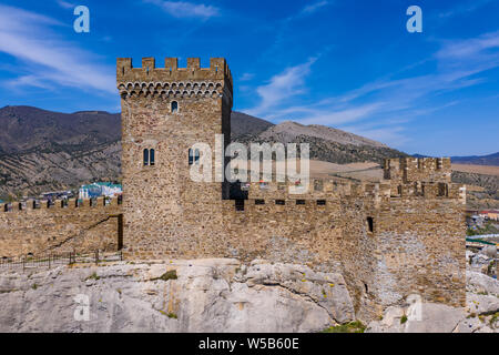 Château du consul à Sudak forteresse génoise, en Crimée. Vue aérienne drone Banque D'Images