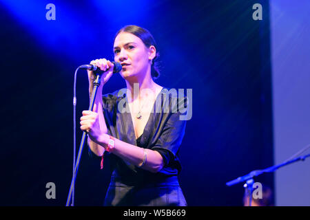 Charlton Park, Malmesbury, Wiltshire, Royaume-Uni. 27 juillet, 2019. Nadine Shah joue sur la scène de la SAIM tente Festival WOMAD (World of Music Arts and Dance) le samedi 27 juillet 2019 à Charlton Park, Malmesbury. Nadine Petra Katarina Shah est un chanteur, auteur-compositeur et musicien. Photo par : Julie Edwards/Alamy Live News Crédit : Julie Edwards/Alamy Live News Banque D'Images