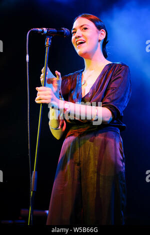 Charlton Park, Malmesbury, Wiltshire, Royaume-Uni. 27 juillet, 2019. Nadine Shah joue sur la scène de la SAIM tente Festival WOMAD (World of Music Arts and Dance) le samedi 27 juillet 2019 à Charlton Park, Malmesbury. Nadine Petra Katarina Shah est un chanteur, auteur-compositeur et musicien. Photo par : Julie Edwards/Alamy Live News Crédit : Julie Edwards/Alamy Live News Banque D'Images