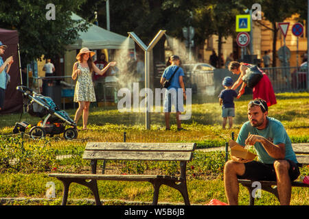 Prague, le 27 juillet 2019. Les gens cools down sun dans les brouillards machina à la vague de chaleur en vertu de l'Europe Parc Banque D'Images