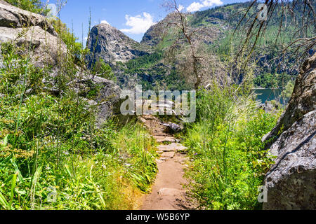 Sentier de randonnée sur le rivage d'Hetch Hetchy reservoir in Yosemite National Park, la Sierra Nevada, en Californie ; Banque D'Images