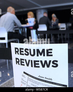 Orlando, Floride, USA. 26 juillet, 2019. Les gens ont leur curriculum vitae d'un examen à l'OrlandoJobs.com au Salon de l'emploi de l'Amway Center le 26 juillet 2016 dans OrIando, en Floride. Crédit : Paul Hennessy/Alamy Live News Banque D'Images