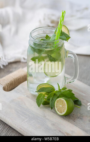 Accueil fizzy drink avec de la glace à la Menthe et citron vert sur un fond clair, selective focus. Photo de boisson rafraîchissante faite maison Banque D'Images