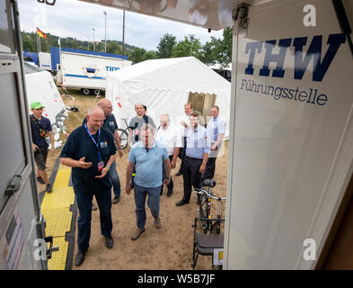 Rudolstadt, Allemagne. 27 juillet, 2019. Bodo Ramelow, Linke (M), premier ministre de la Thuringe, parle avec de jeunes assistants dans une tente du Camp de jeunes 2019 Fédéral THW. Environ 5000 jeunes de toute l'Allemagne en concurrence à l'échelle fédérale des jeunes Camp de l'organisme de secours technique (THW) dans les premiers secours, soins des blessures et de la transformation du bois des compétitions. Crédit : Michael Reichel/dpa/Alamy Live News Banque D'Images