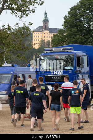 Rudolstadt, Allemagne. 27 juillet, 2019. Les jeunes assistants de l'Agence fédérale allemande de secours technique (THW) aller à la jeunesse du gouvernement fédéral 2019 THW Camp en face de l'Heidecksburg pour un véhicule. Autour de 5000 jeunes de toute l'Allemagne en concurrence à l'échelle fédérale des jeunes Camp de l'organisme de secours technique (THW) dans les premiers secours, soins des blessures et de la transformation du bois des compétitions. Crédit : Michael Reichel/dpa/Alamy Live News Banque D'Images