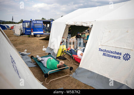 Rudolstadt, Allemagne. 27 juillet, 2019. Les jeunes assistants de l'Agence fédérale allemande de secours technique (THW) reste dans une tente dans le camp de jeunes 2019 Fédéral THW. Autour de 5000 jeunes de toute l'Allemagne en concurrence à l'échelle fédérale des jeunes Camp de l'organisme de secours technique (THW) dans les premiers secours, soins des blessures et de la transformation du bois des compétitions. Crédit : Michael Reichel/dpa/Alamy Live News Banque D'Images