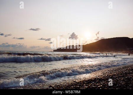 Coucher du soleil sur la plage. La brise marine sur la côte. Banque D'Images