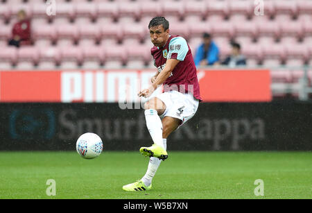 Du Burnley Jack Cork en action contre Wigan Athletic, lors de la pré-saison match amical au stade DW, Wigan. Banque D'Images