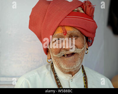 Vieux, presque-indien édenté Shaivite Rajasthani dévot (Hindou dévot qui vénère Shiva) pose pour la caméra. Banque D'Images