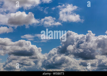 Nuages d'été ordinaire sur ciel bleu à la lumière du jour en Europe continentale. Fermer shot téléobjectif wit Banque D'Images