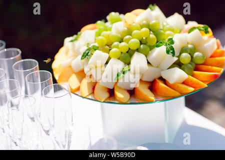 Un beau fruit bar servant une table de fête Banque D'Images