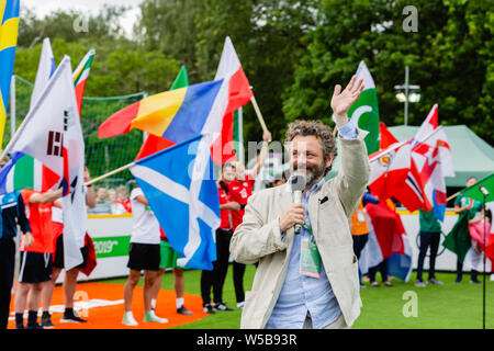 Cardiff, Pays de Galles. 27 juillet, 2019. Michael Sheen à la Coupe du Monde des sans-abri de la cérémonie d'ouverture. Les équipes de football de plus de 50 pays en compétition à la Coupe du Monde des sans-abri à l'iconique Bute Park Cardiff, Pays de Galles, Royaume-Uni Crédit : Tracey Paddison/Alamy Live News Banque D'Images