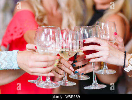 Mains tenant des verres et le grillage, heureux moment festif. Banque D'Images