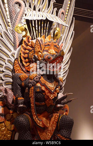 AMSTERDAM, Pays-Bas - 12 déc 2018 - Grande sculpture dragon en bois d'Indonésie, de Tropen Museum, Amsterdam, Pays-Bas Banque D'Images