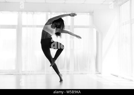 Jeune femme Docu Formation en danse moderne Studio. Black et W Banque D'Images