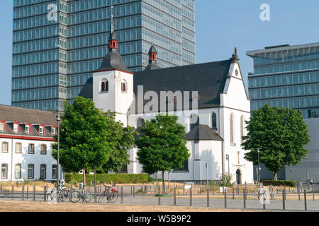 Ancienne église et le monastère Saint Heribert en face d'un immeuble de bureaux modernes, Cologne, Allemagne Banque D'Images