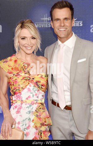 Los Angeles, CA - le 26 juillet : Debbie Matenopoulos (L) et Cameron Mathison assister à The Hallmark Channel et marque les films & Mystères de l'été 2019 le TCA Press Tour qui a eu lieu à une résidence privée le 26 juillet 2019 à Beverly Hills, Californie. Banque D'Images