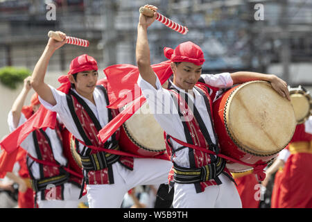 Tokyo, Japon. 27 juillet, 2019. Les spectacles de danse au cours de l'Eisa Eisa 2019 Festival de Shinjuku de Tokyo, Shibuya. Cette année, 22 troupes de danse Eisa effectuée sur les rues près de la gare de Shinjuku portable battre tambours taiko qu'ils se déplacent dans la foule. L'Eisa est un bon dance est issue d'Okinawa qui service commémoratif pour qui souhaite de la santé, de la sécurité, et la prospérité de chaque chambre, et prier pour le repos de l'esprit. Credit : Rodrigo Reyes Marin/ZUMA/Alamy Fil Live News Banque D'Images