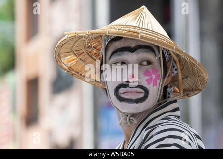 Tokyo, Japon. 27 juillet, 2019. Eisa un dancer pendant le Festival Eisa 2019 Shinjuku de Tokyo, Shibuya. Cette année, 22 troupes de danse Eisa effectuée sur les rues près de la gare de Shinjuku portable battre tambours taiko qu'ils se déplacent dans la foule. L'Eisa est un bon dance est issue d'Okinawa qui service commémoratif pour qui souhaite de la santé, de la sécurité, et la prospérité de chaque chambre, et prier pour le repos de l'esprit. Credit : Rodrigo Reyes Marin/ZUMA/Alamy Fil Live News Banque D'Images
