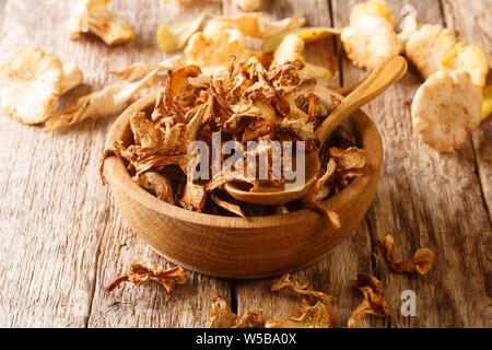 Ingrédient naturel chanterelles sauvages séchés gros plan sur dans un bol en bois sur la table horizontale. Banque D'Images