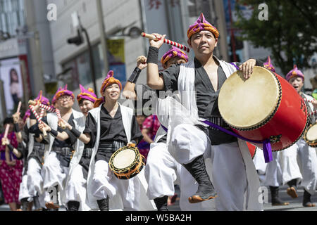 Tokyo, Japon. 27 juillet, 2019. Les spectacles de danse au cours de l'Eisa Eisa 2019 Festival de Shinjuku de Tokyo, Shibuya. Cette année, 22 troupes de danse Eisa effectuée sur les rues près de la gare de Shinjuku portable battre tambours taiko qu'ils se déplacent dans la foule. L'Eisa est un bon dance est issue d'Okinawa qui service commémoratif pour qui souhaite de la santé, de la sécurité, et la prospérité de chaque chambre, et prier pour le repos de l'esprit. Credit : Rodrigo Reyes Marin/ZUMA/Alamy Fil Live News Banque D'Images