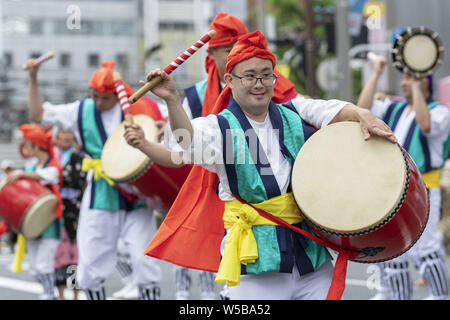 Tokyo, Japon. 27 juillet, 2019. Les spectacles de danse au cours de l'Eisa Eisa 2019 Festival de Shinjuku de Tokyo, Shibuya. Cette année, 22 troupes de danse Eisa effectuée sur les rues près de la gare de Shinjuku portable battre tambours taiko qu'ils se déplacent dans la foule. L'Eisa est un bon dance est issue d'Okinawa qui service commémoratif pour qui souhaite de la santé, de la sécurité, et la prospérité de chaque chambre, et prier pour le repos de l'esprit. Credit : Rodrigo Reyes Marin/ZUMA/Alamy Fil Live News Banque D'Images