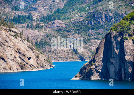 Vue vers les chutes et Rancheria creek Hetch Hetchy dans réservoir ; Yosemite National Park, la Sierra Nevada, en Californie ; Banque D'Images